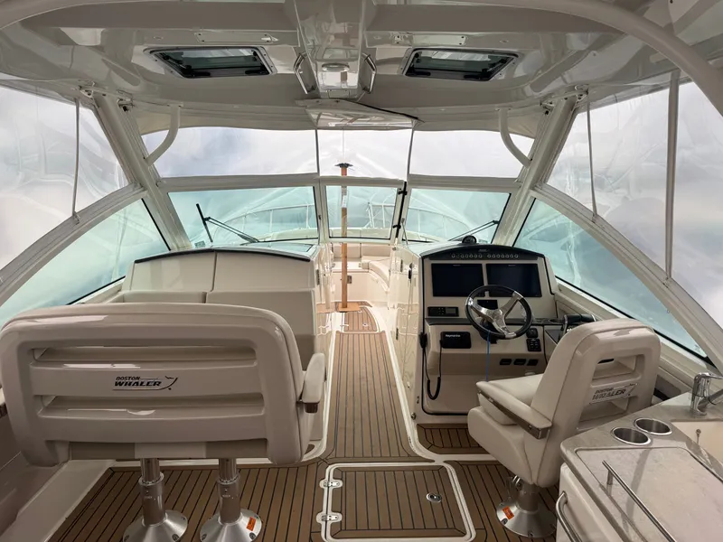 Slide: The Image of Boston Whaler 320 Vantage 2020 - 16