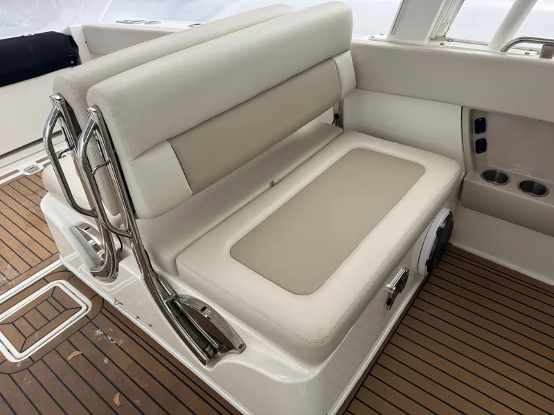 Slide: The Image of Boston Whaler 320 Vantage 2020 - 17