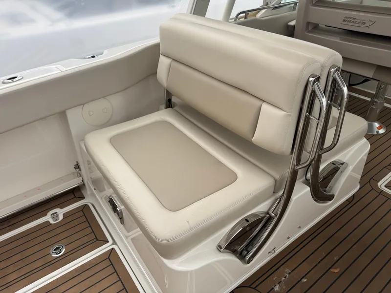 Slide: The Image of Boston Whaler 320 Vantage 2020 - 18