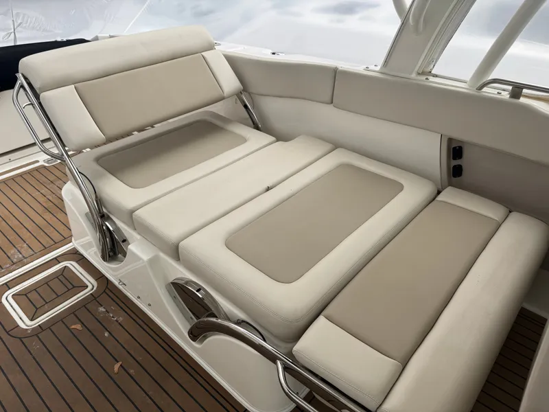 Slide: The Image of Boston Whaler 320 Vantage 2020 - 19