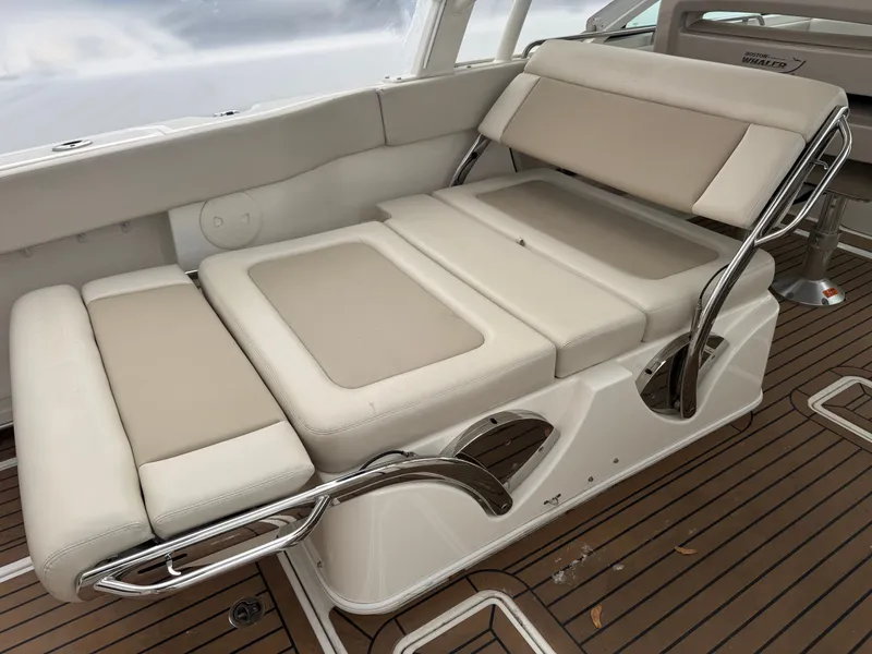 Slide: The Image of Boston Whaler 320 Vantage 2020 - 20