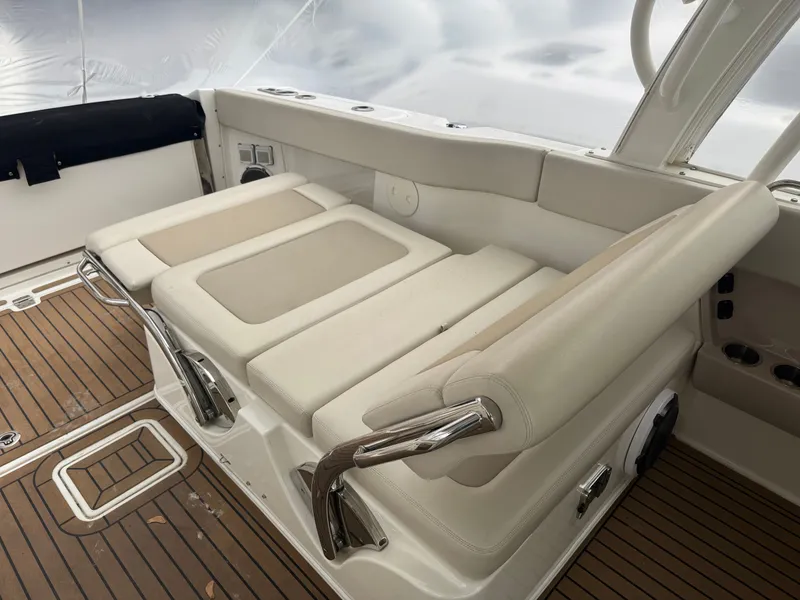 Slide: The Image of Boston Whaler 320 Vantage 2020 - 21