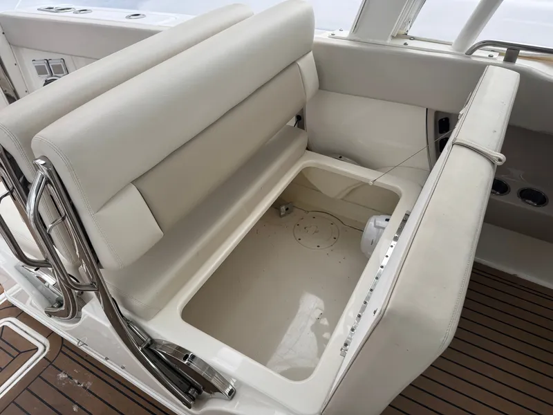 Slide: The Image of Boston Whaler 320 Vantage 2020 - 22