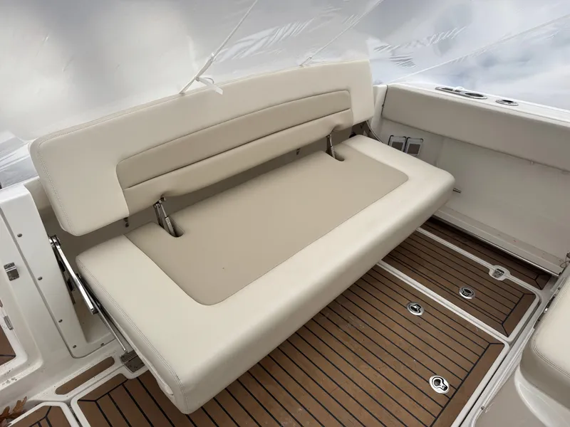 Slide: The Image of Boston Whaler 320 Vantage 2020 - 23
