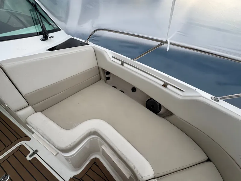 Slide: The Image of Boston Whaler 320 Vantage 2020 - 3