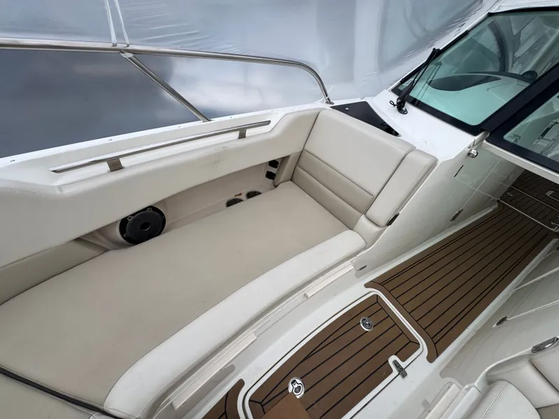 Slide: The Image of Boston Whaler 320 Vantage 2020 - 4