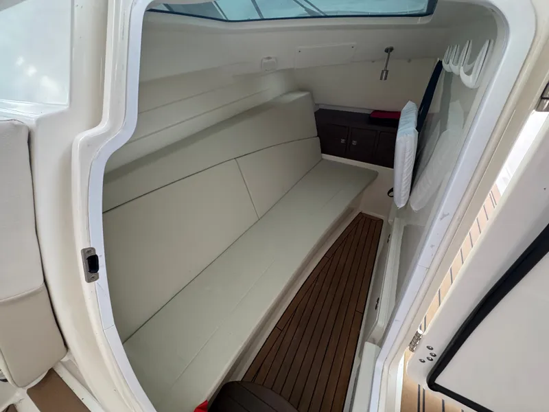 Slide: The Image of Boston Whaler 320 Vantage 2020 - 6