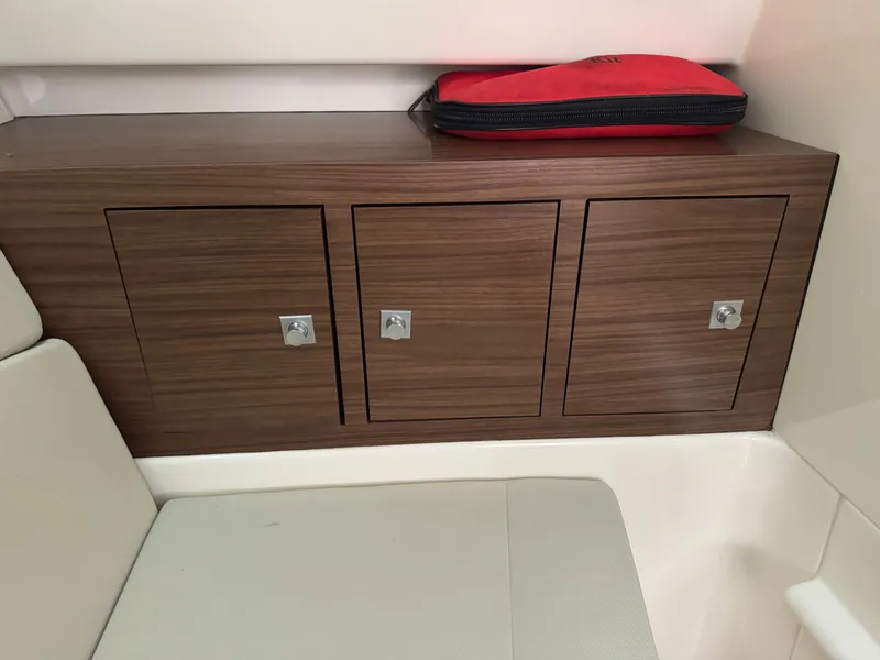 Slide: The Image of Boston Whaler 320 Vantage 2020 - 7