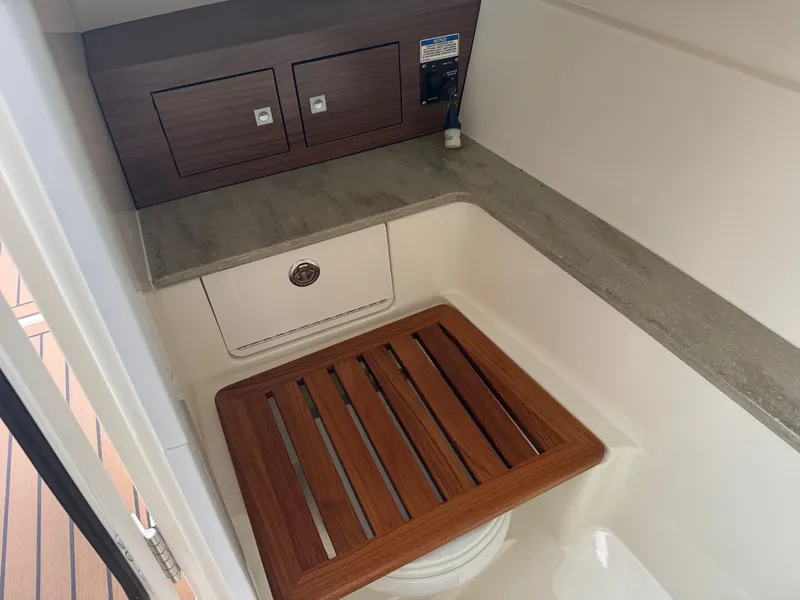 Slide: The Image of Boston Whaler 320 Vantage 2020 - 8