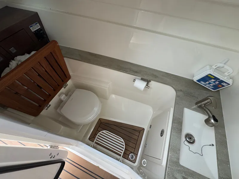 Slide: The Image of Boston Whaler 320 Vantage 2020 - 9