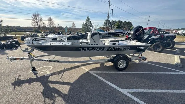 Slide: The Image of Tracker Bass Tracker Classic CC 2026 - 3