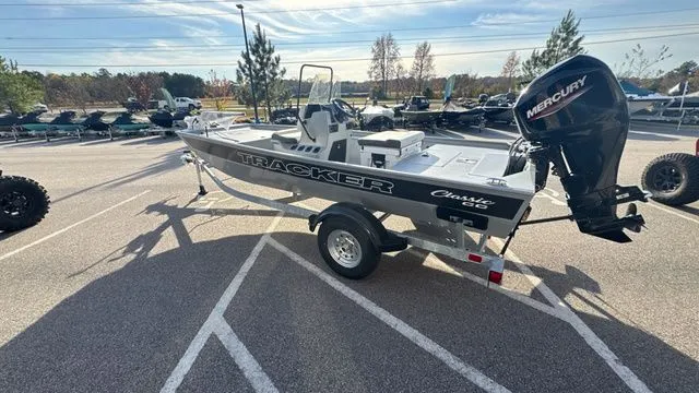 Slide: The Image of Tracker Bass Tracker Classic CC 2026 - 4