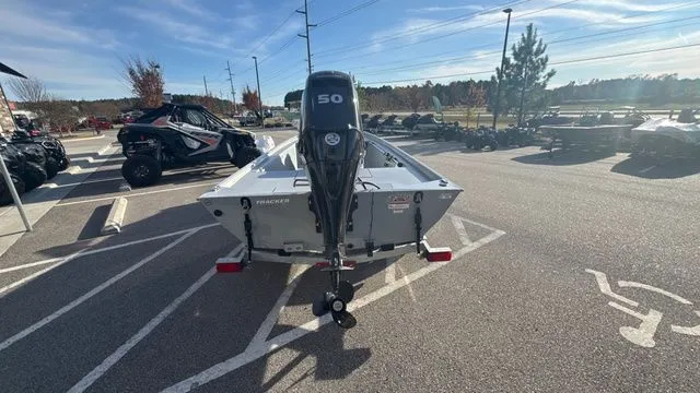 Slide: The Image of Tracker Bass Tracker Classic CC 2026 - 5