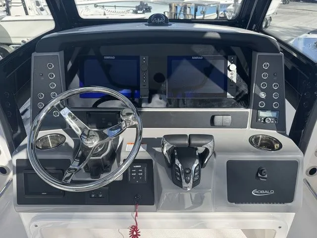 Slide: The Image of Robalo R250 Center Console 2026 - 15
