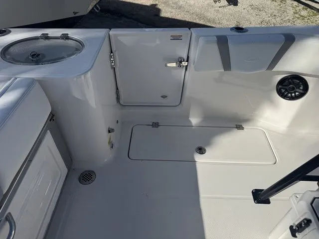 Slide: The Image of Robalo R250 Center Console 2026 - 16