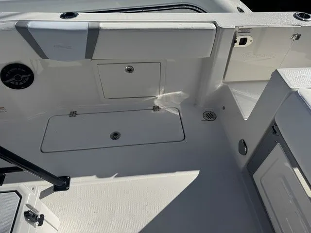 Slide: The Image of Robalo R250 Center Console 2026 - 17