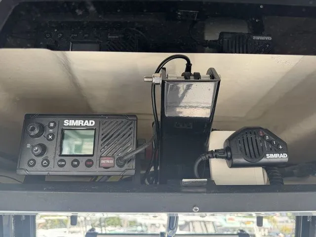 Slide: The Image of Robalo R250 Center Console 2026 - 19