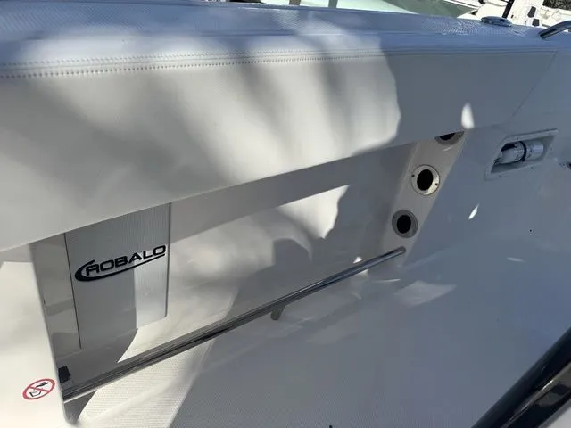 Slide: The Image of Robalo R250 Center Console 2026 - 22
