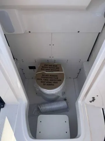 Slide: The Image of Robalo R250 Center Console 2026 - 30