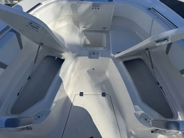 Slide: The Image of Robalo R250 Center Console 2026 - 31