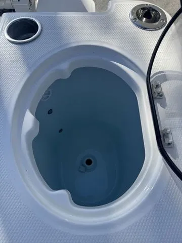 Slide: The Image of Robalo R250 Center Console 2026 - 35