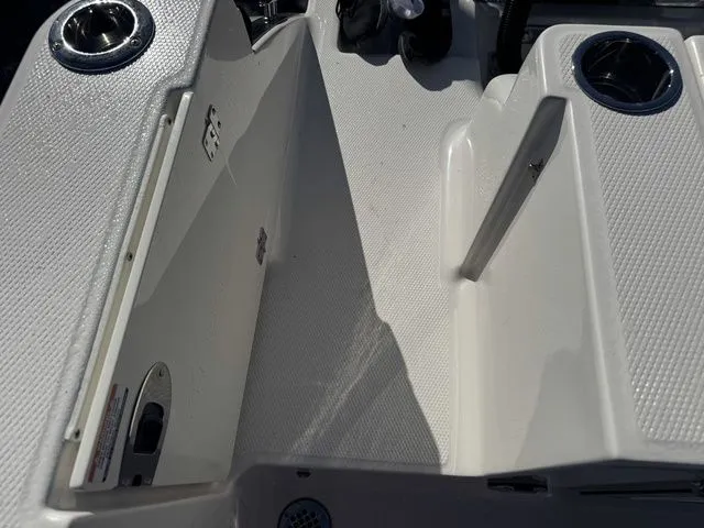 Slide: The Image of Robalo R250 Center Console 2026 - 36