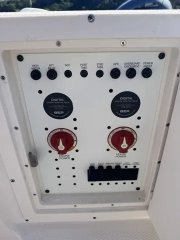 Slide: The Image of Robalo R250 Center Console 2026 - 38