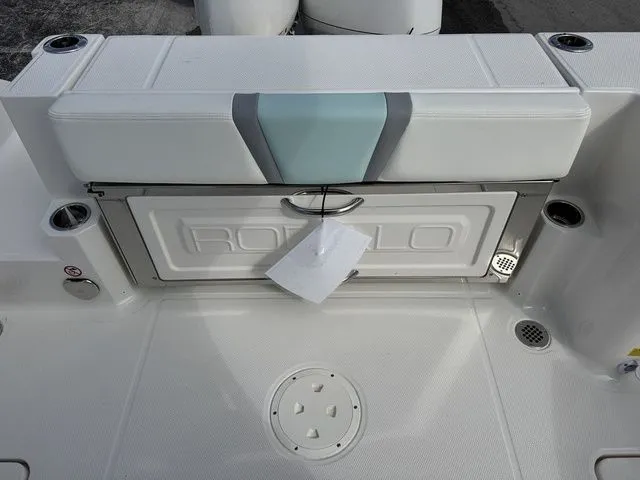 Slide: The Image of Robalo R270 Center Console 2025 - 13