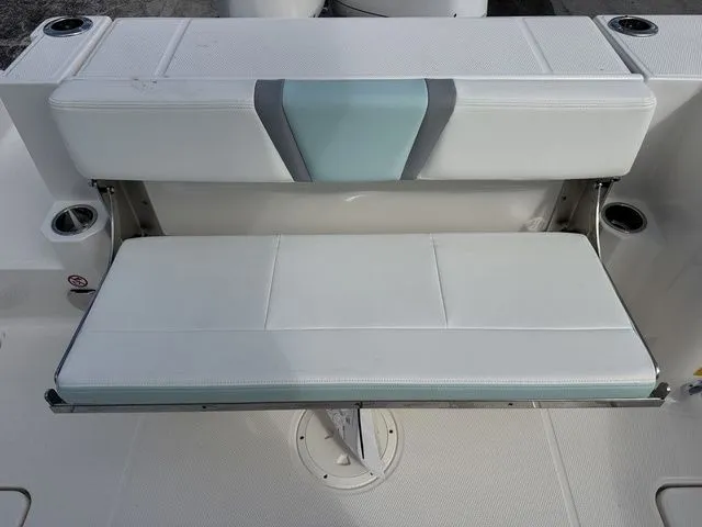 Slide: The Image of Robalo R270 Center Console 2025 - 14