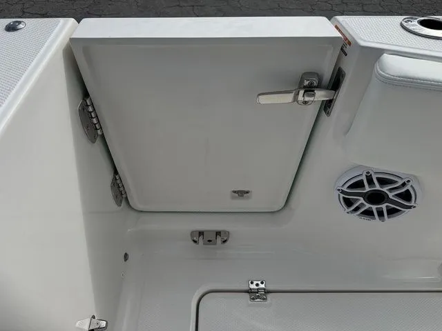 Slide: The Image of Robalo R270 Center Console 2025 - 15