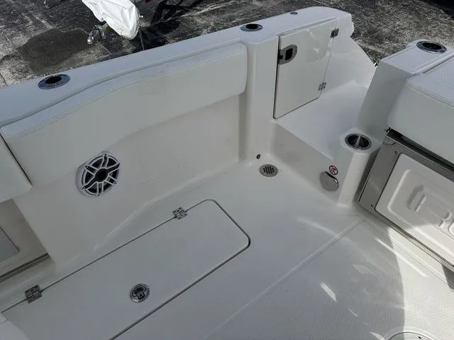 Slide: The Image of Robalo R270 Center Console 2025 - 17
