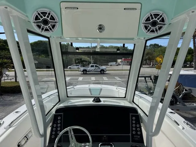 Slide: The Image of Robalo R270 Center Console 2025 - 18