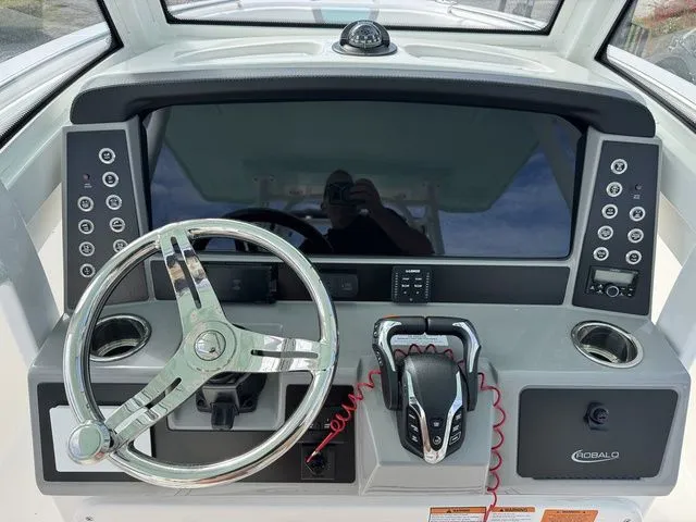 Slide: The Image of Robalo R270 Center Console 2025 - 20