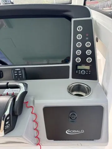 Slide: The Image of Robalo R270 Center Console 2025 - 21