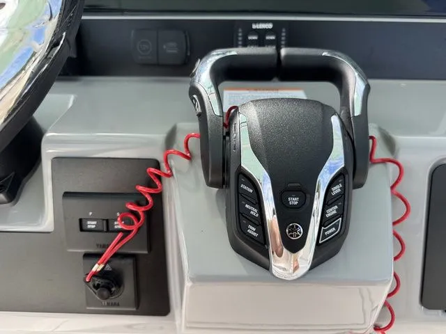 Slide: The Image of Robalo R270 Center Console 2025 - 22