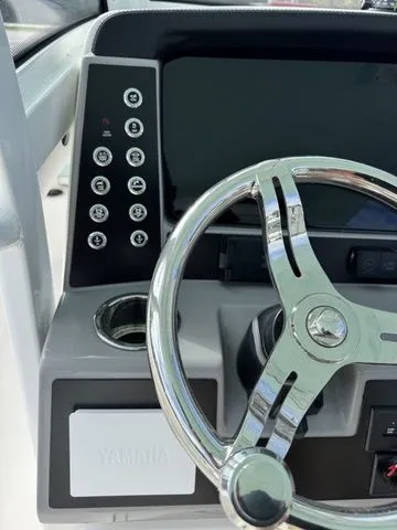Slide: The Image of Robalo R270 Center Console 2025 - 23