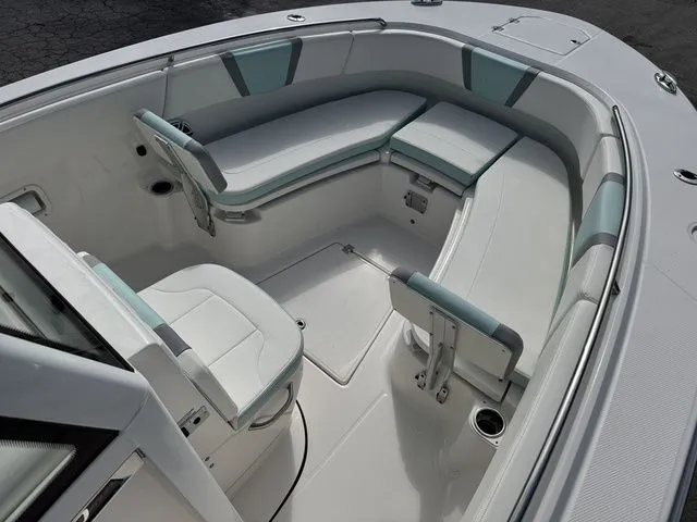 Slide: The Image of Robalo R270 Center Console 2025 - 27