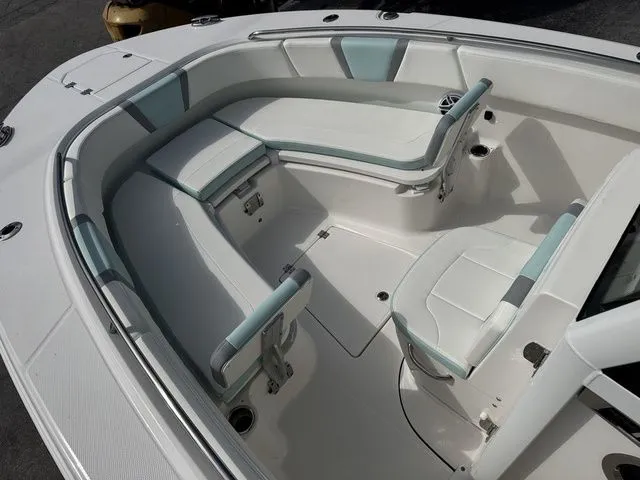 Slide: The Image of Robalo R270 Center Console 2025 - 28