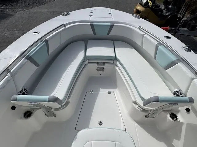 Slide: The Image of Robalo R270 Center Console 2025 - 29