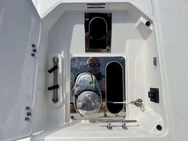 Slide: The Image of Robalo R270 Center Console 2025 - 31
