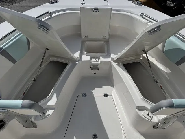 Slide: The Image of Robalo R270 Center Console 2025 - 36