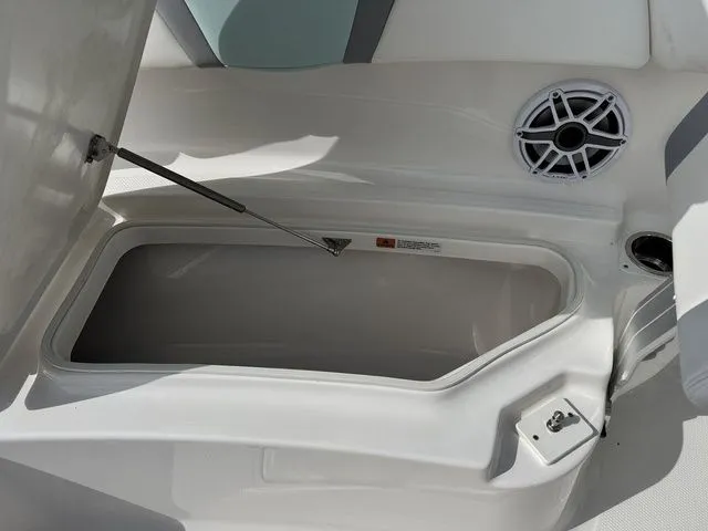 Slide: The Image of Robalo R270 Center Console 2025 - 37