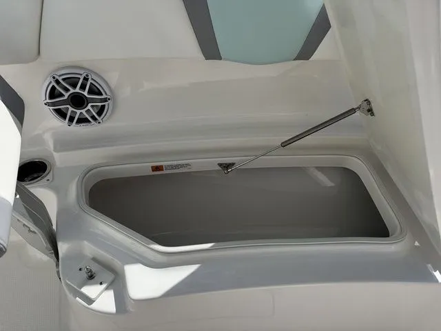Slide: The Image of Robalo R270 Center Console 2025 - 38