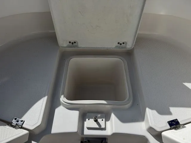 Slide: The Image of Robalo R270 Center Console 2025 - 39