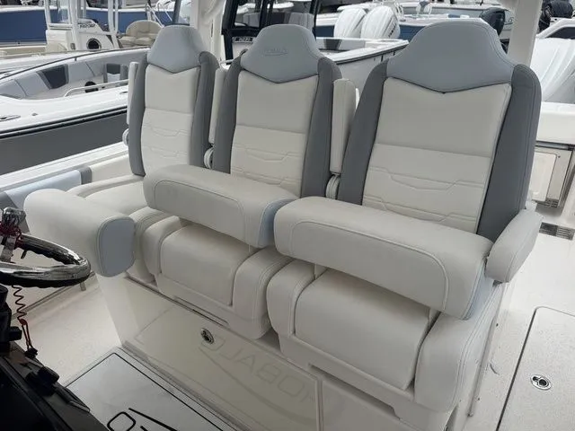 Slide: The Image of Robalo R300 Center Console 2025 - 19
