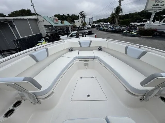 Slide: The Image of Robalo R300 Center Console 2025 - 21