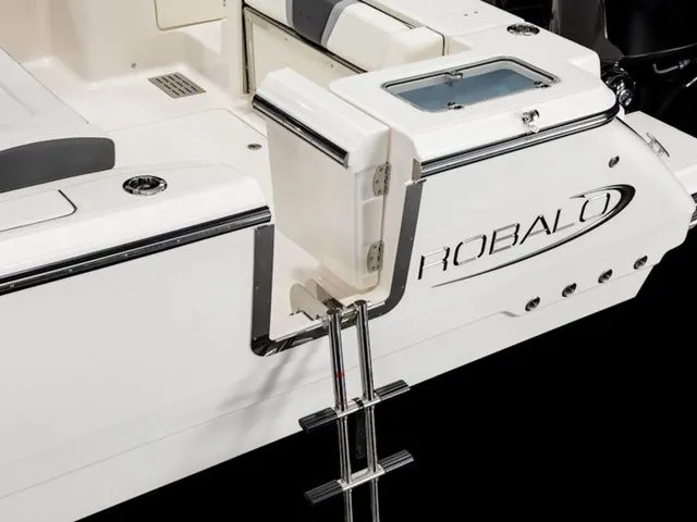 Slide: The Image of Robalo R300 Center Console 2025 - 3