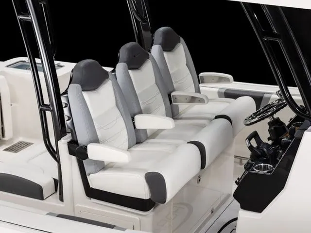 Slide: The Image of Robalo R300 Center Console 2025 - 32