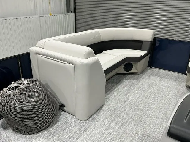 Slide: The Image of Harris Cruiser 230 SLDH 2026 - 14