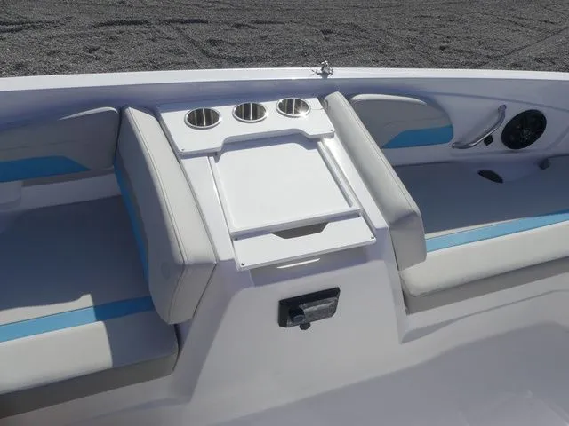 Slide: The Image of Hurricane SunDeck Sport 205 OB 2026 - 14